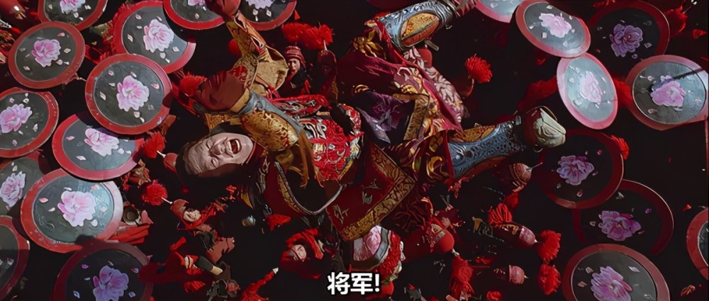 他是鲜花盔甲的主人,却因此也逐渐沦为了鲜花盔甲的奴隶.