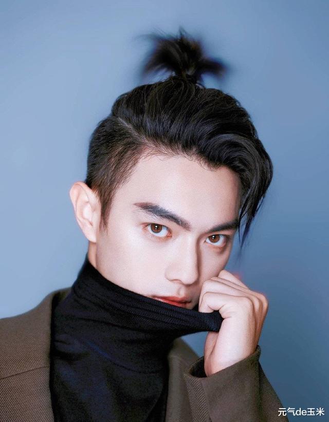 别再扎丸子头了,今秋流行这2款"朝天揪",不光减龄还特显脸小