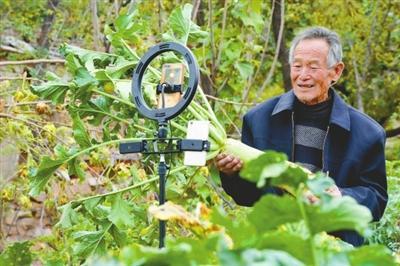 本报讯"这是我们大康村妇女用千针万线做的千层底鞋,做一双鞋得用一