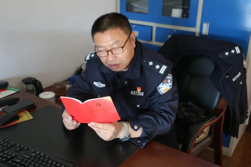 张宝平,男,55岁,中共党员,现任通化车站派出所副所长.