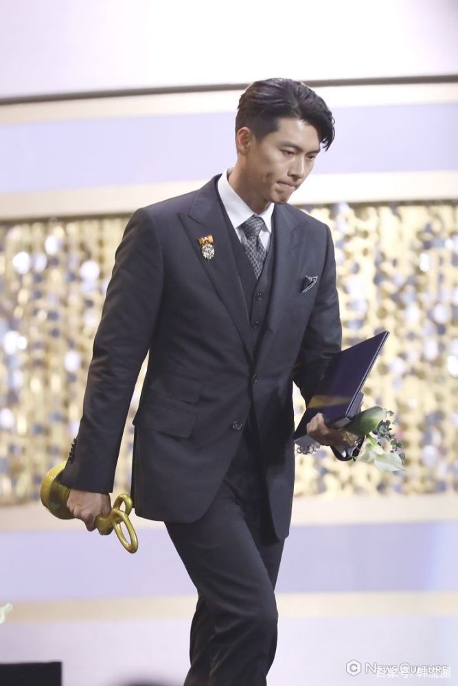 久违露面的玄彬获颁韩国大众文化艺术奖现场温柔比心