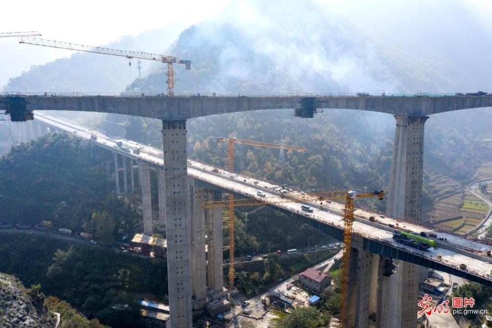 郑万高铁最高墩桥梁合龙