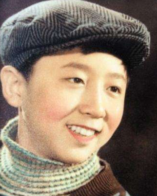 这是于谦老师和白慧明老师的年轻照片:估计有不少网友都发现,白慧明