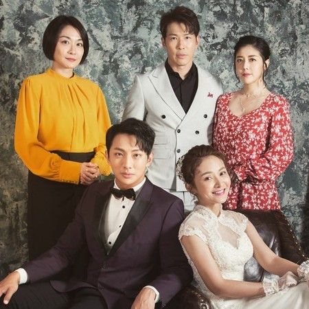 陈子玄晒《天之骄女》全家福,后排左起为江祖平,黄少祺,韩瑜.