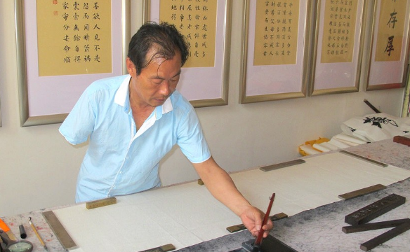 独臂农民左手苦练书法36年,字体收录中华字库,专家:太僵硬没艺术性