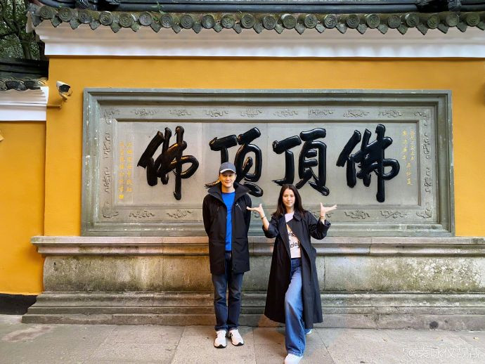 袁咏仪|袁咏仪张智霖游普陀山，“仙靓夫妇”越活越年轻，像极热恋小情侣