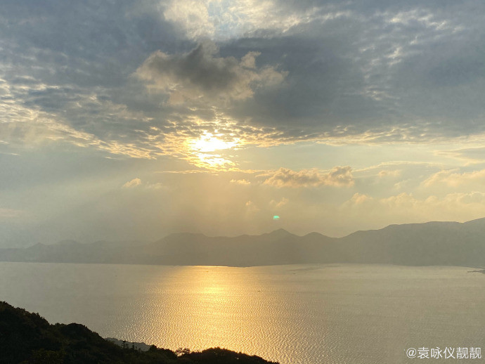 袁咏仪|袁咏仪张智霖游普陀山，“仙靓夫妇”越活越年轻，像极热恋小情侣