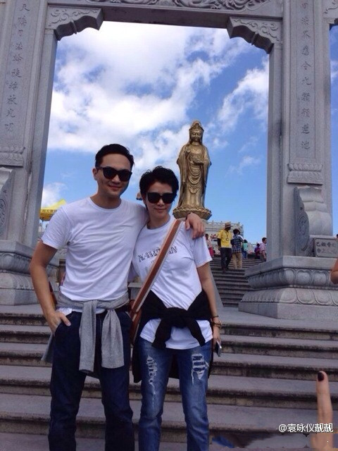 袁咏仪|袁咏仪张智霖游普陀山，“仙靓夫妇”越活越年轻，像极热恋小情侣
