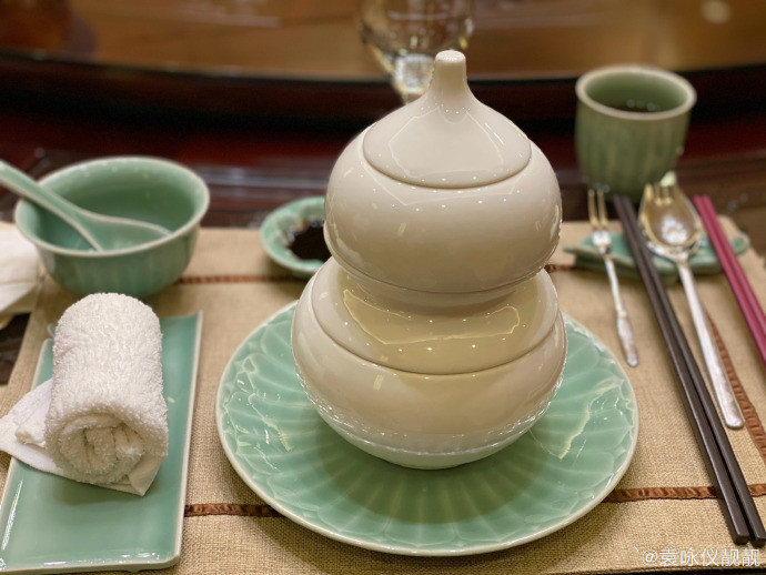 袁咏仪|袁咏仪张智霖游普陀山，“仙靓夫妇”越活越年轻，像极热恋小情侣