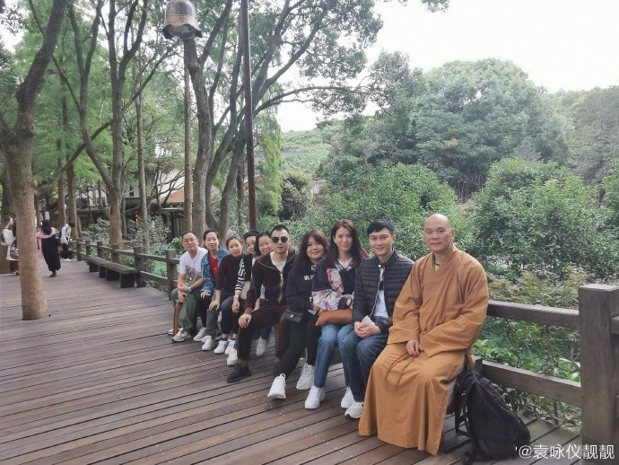 袁咏仪|袁咏仪张智霖游普陀山，“仙靓夫妇”越活越年轻，像极热恋小情侣