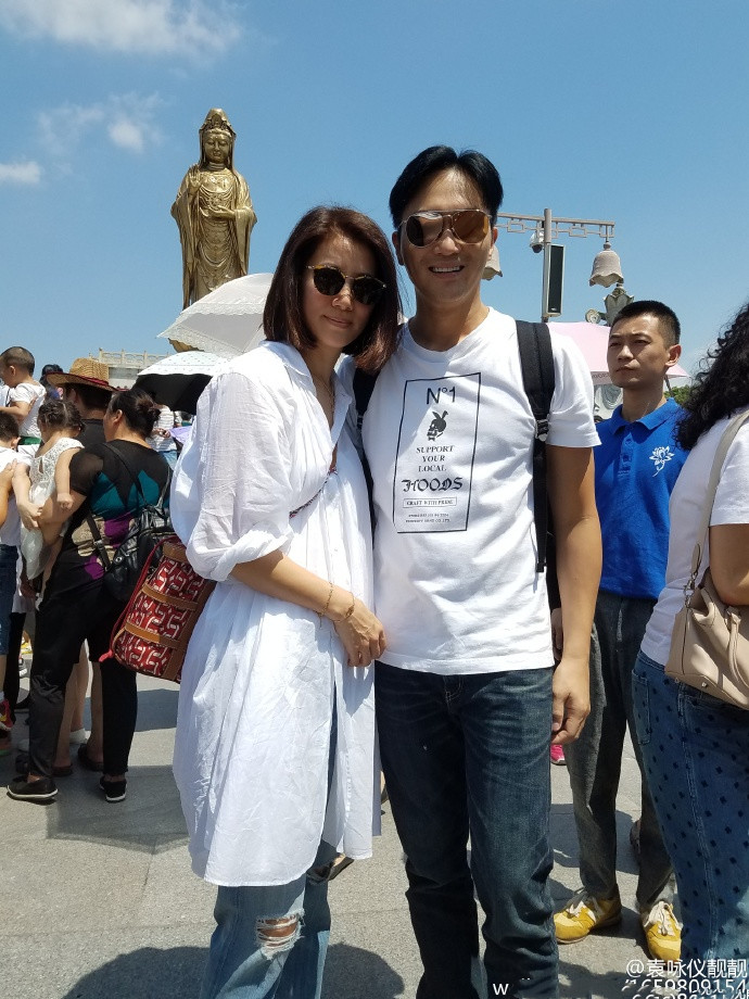 袁咏仪|袁咏仪张智霖游普陀山，“仙靓夫妇”越活越年轻，像极热恋小情侣
