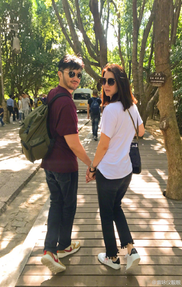 袁咏仪|袁咏仪张智霖游普陀山，“仙靓夫妇”越活越年轻，像极热恋小情侣
