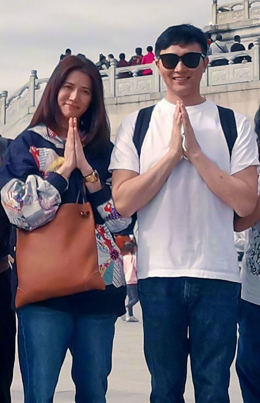 袁咏仪|袁咏仪张智霖游普陀山，“仙靓夫妇”越活越年轻，像极热恋小情侣