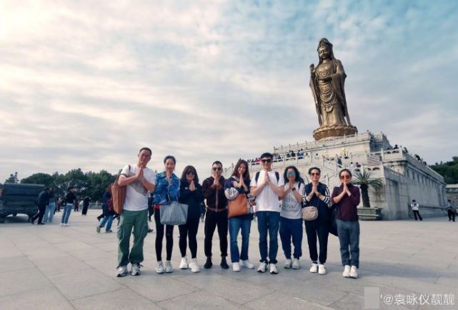 袁咏仪|袁咏仪张智霖游普陀山，“仙靓夫妇”越活越年轻，像极热恋小情侣