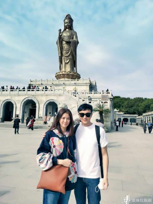 袁咏仪|袁咏仪张智霖游普陀山，“仙靓夫妇”越活越年轻，像极热恋小情侣