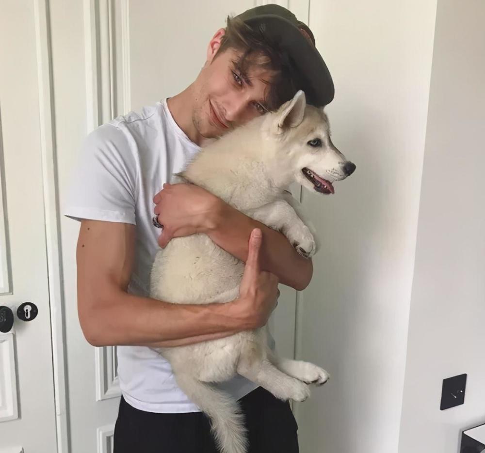 太帅了!这位94年法国男模,深邃五官 6块腹肌太撩人,爱了吗