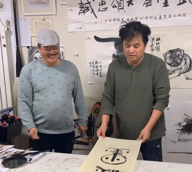 毕福剑发型邋遢似鸡窝,与好友讨论书法却被嘲:还记得九球天后吗