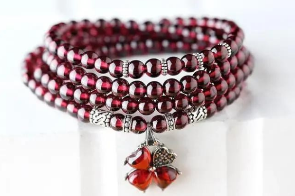 灵签占卜:4款水晶手链,你喜欢哪个?测你的心眼多还是少?