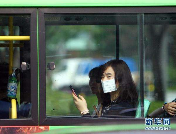 一个要开一个嫌冷太原870路公交车上两名乘客拌起嘴天冷了公交车窗户