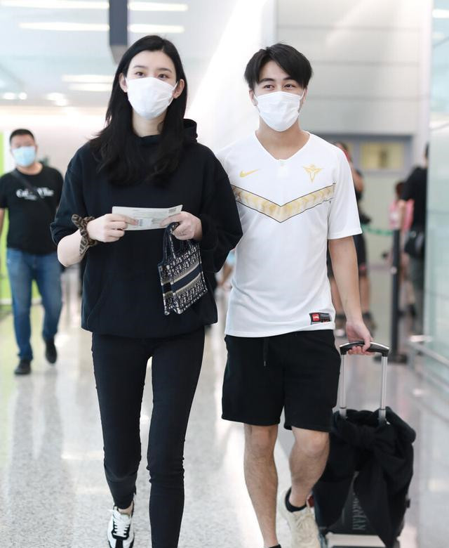 何猷君到底多高背后抱178奚梦瑶身高差引热议太小鸟依人
