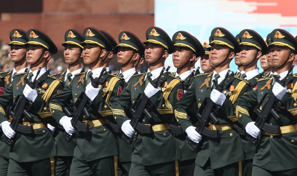 阅兵仪式上,一名中国士兵的失误,却赢得所有人的赞叹_腾讯新闻