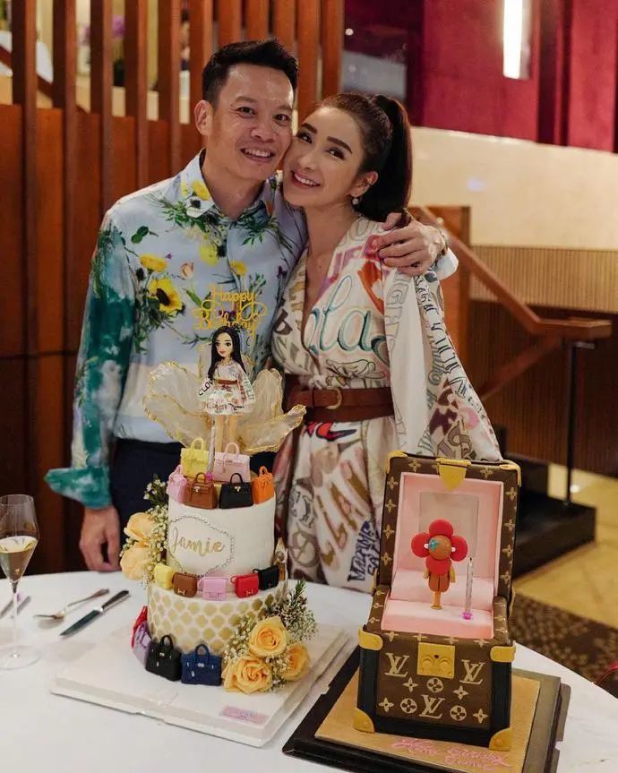 蔡欣颖的现任男友是位一表人才的律师,五官清秀,虽然皮肤黝黑,看起来