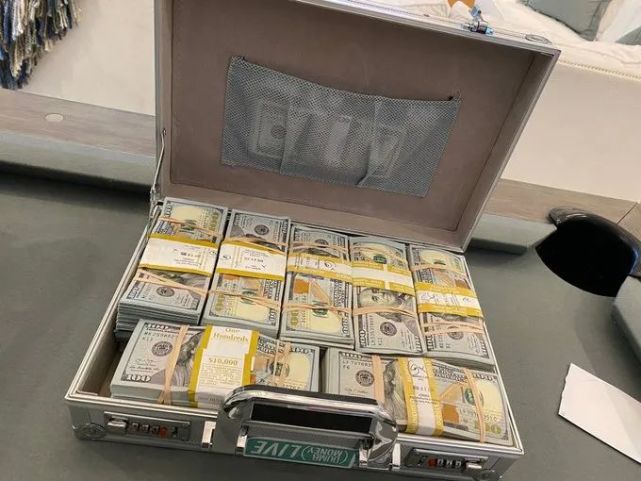 老外花数十万美金买了盒古董宝可梦卡牌,直播拆封才发现是赝品