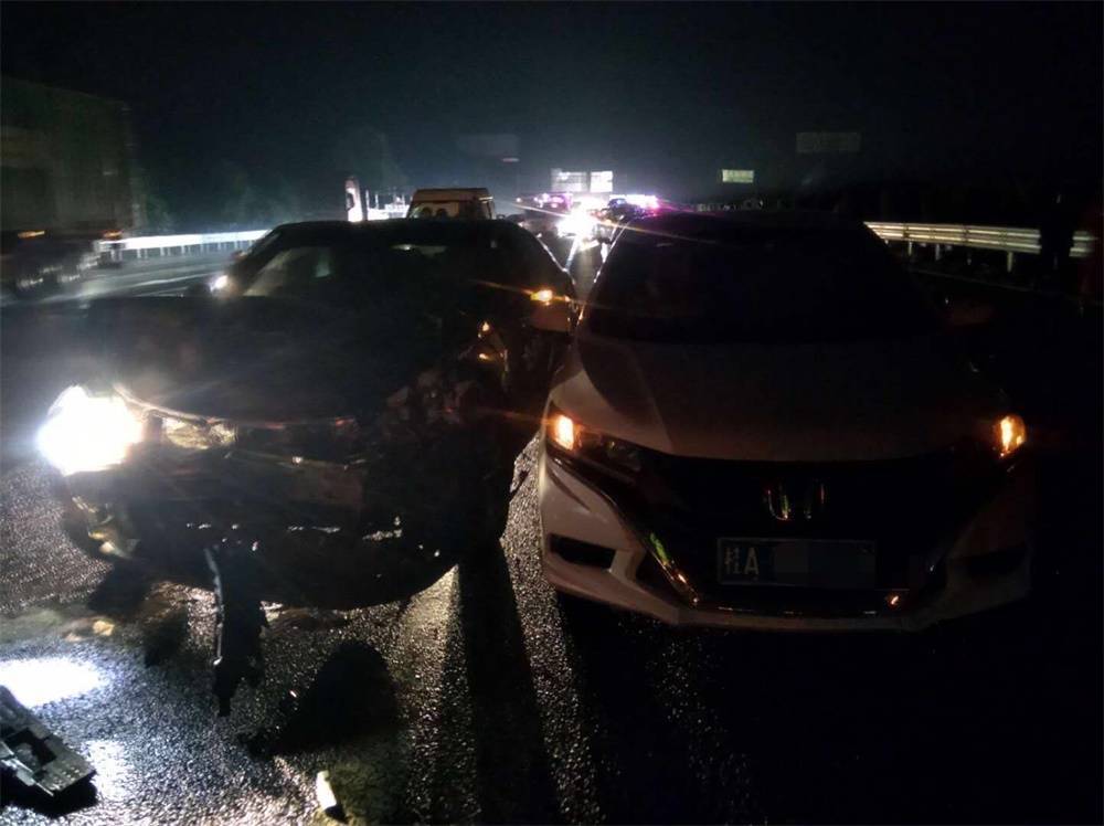 现场惨烈泉南高速公路约100米路段29辆车发生追尾事故