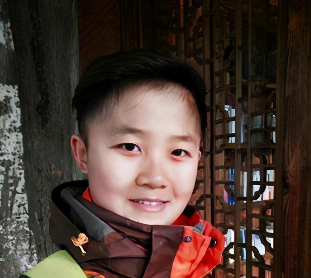 东儿贾云哲为了长高打激素23岁看起仍旧像10岁小孩