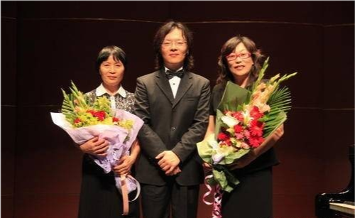 顶着3个博士头衔的钢琴家吴纯12分钟的采访让董卿哭花3次妆
