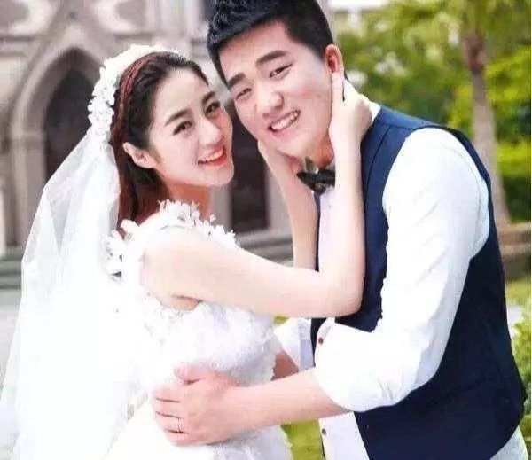 被赵本山培养11年当红时却嫁入豪门隐退老公长相很尴尬