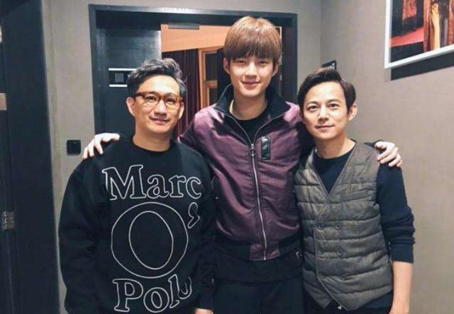 黄磊大秀14岁女儿近照,高挑身材直逼何炅身高:吃啥长这么高的?