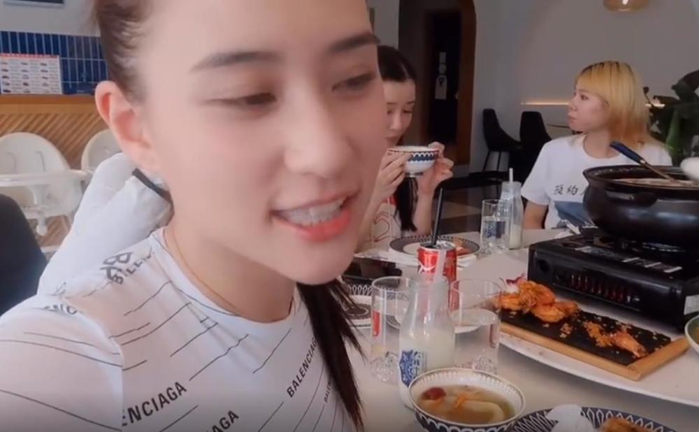 窦骁|一直这么甜！窦骁云南骑行何超莲坐车跟随，餐桌上互动超有爱