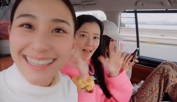 窦骁|一直这么甜！窦骁云南骑行何超莲坐车跟随，餐桌上互动超有爱