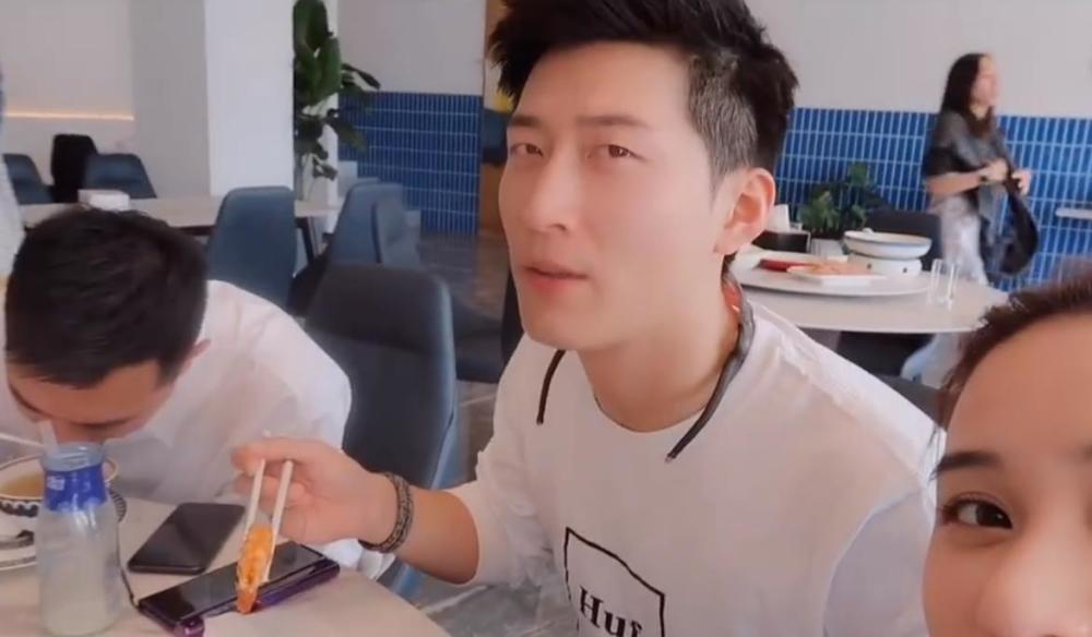 窦骁|一直这么甜！窦骁云南骑行何超莲坐车跟随，餐桌上互动超有爱