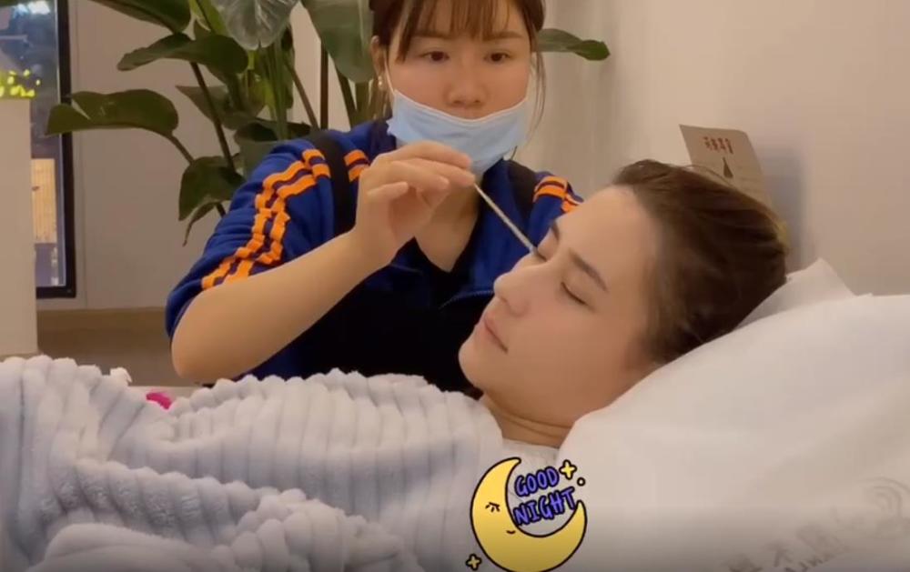 窦骁|一直这么甜！窦骁云南骑行何超莲坐车跟随，餐桌上互动超有爱