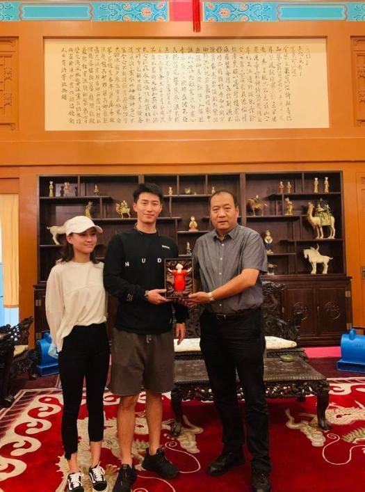 窦骁|一直这么甜！窦骁云南骑行何超莲坐车跟随，餐桌上互动超有爱