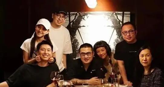 窦骁|一直这么甜！窦骁云南骑行何超莲坐车跟随，餐桌上互动超有爱