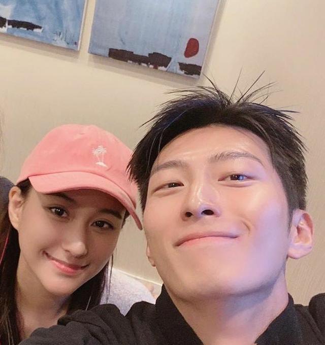 窦骁|一直这么甜！窦骁云南骑行何超莲坐车跟随，餐桌上互动超有爱