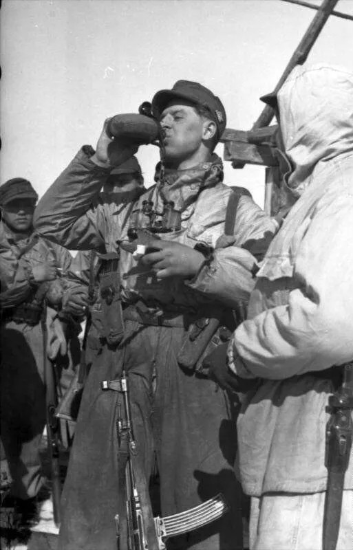 从一组真实的二战彩色照片,来对比一下美,德两国的单兵武器装备!