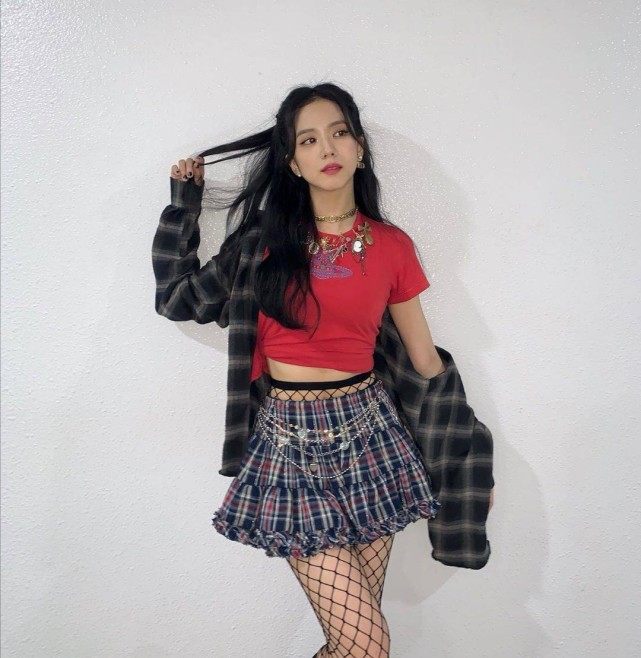 盘点jisoo的打歌服渔网袜成为必备单品