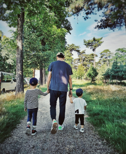 靳东|靳东老婆罕晒6岁大儿子，一身迷彩服长腿优越，发量更是惹人羡