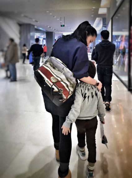 靳东|靳东老婆罕晒6岁大儿子，一身迷彩服长腿优越，发量更是惹人羡