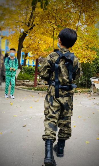 靳东|靳东老婆罕晒6岁大儿子，一身迷彩服长腿优越，发量更是惹人羡