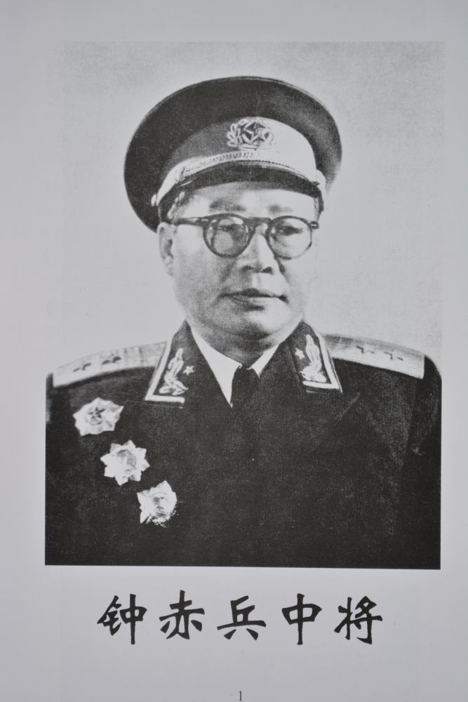 贺子珍奋不顾身救了一位后来的开国中将,自己却因之身中17块弹片