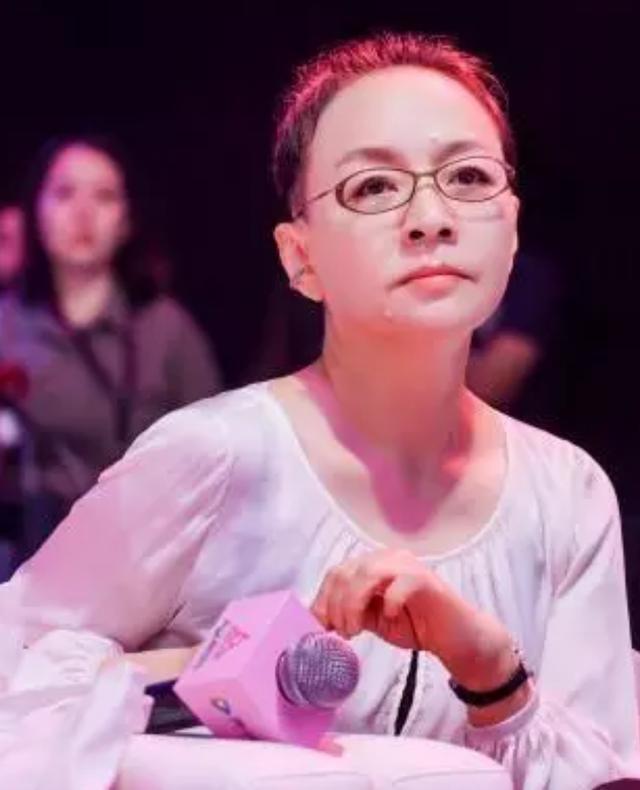宋丹丹头发全白现身街头请路人吃雪糕接地气综艺导师变奶奶