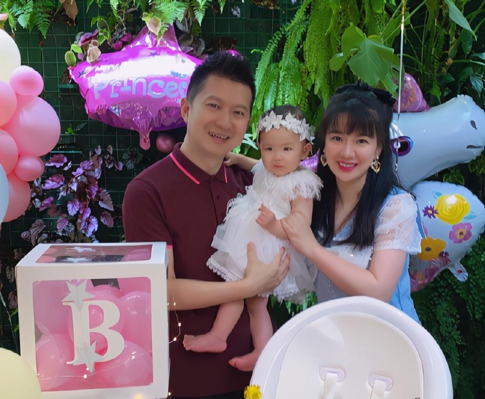 红果果绿泡泡同事变夫妻,结婚9年才生女,一句话说明晚孕真相_腾讯新闻