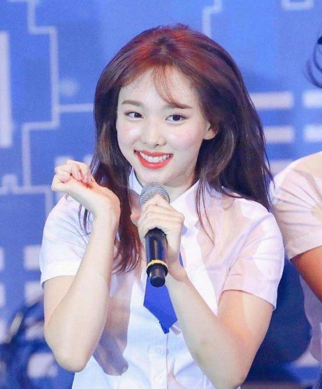 艺人都有很明显的一个特征,那就是有可爱的兔牙,例如twice的林莲娜,她