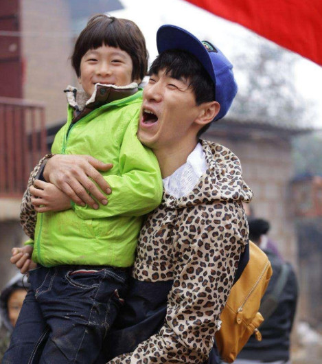 张亮儿子堪称野蛮式长大12岁身高直逼爸爸帅出新高度