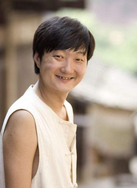 郭京飞18岁旧照曝光胖脸眯缝眼撞脸王大治同框被姐夫陆毅吊打